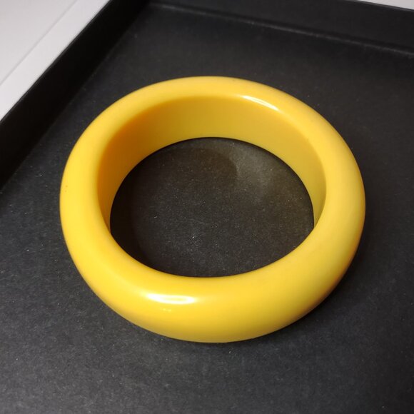 8 Inch Vintage Thick Yellow Bangle - Picture 7 of 12